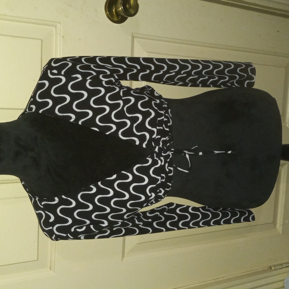 Meraki Size Medium Crop Top Black and White Wave Pattern GUC